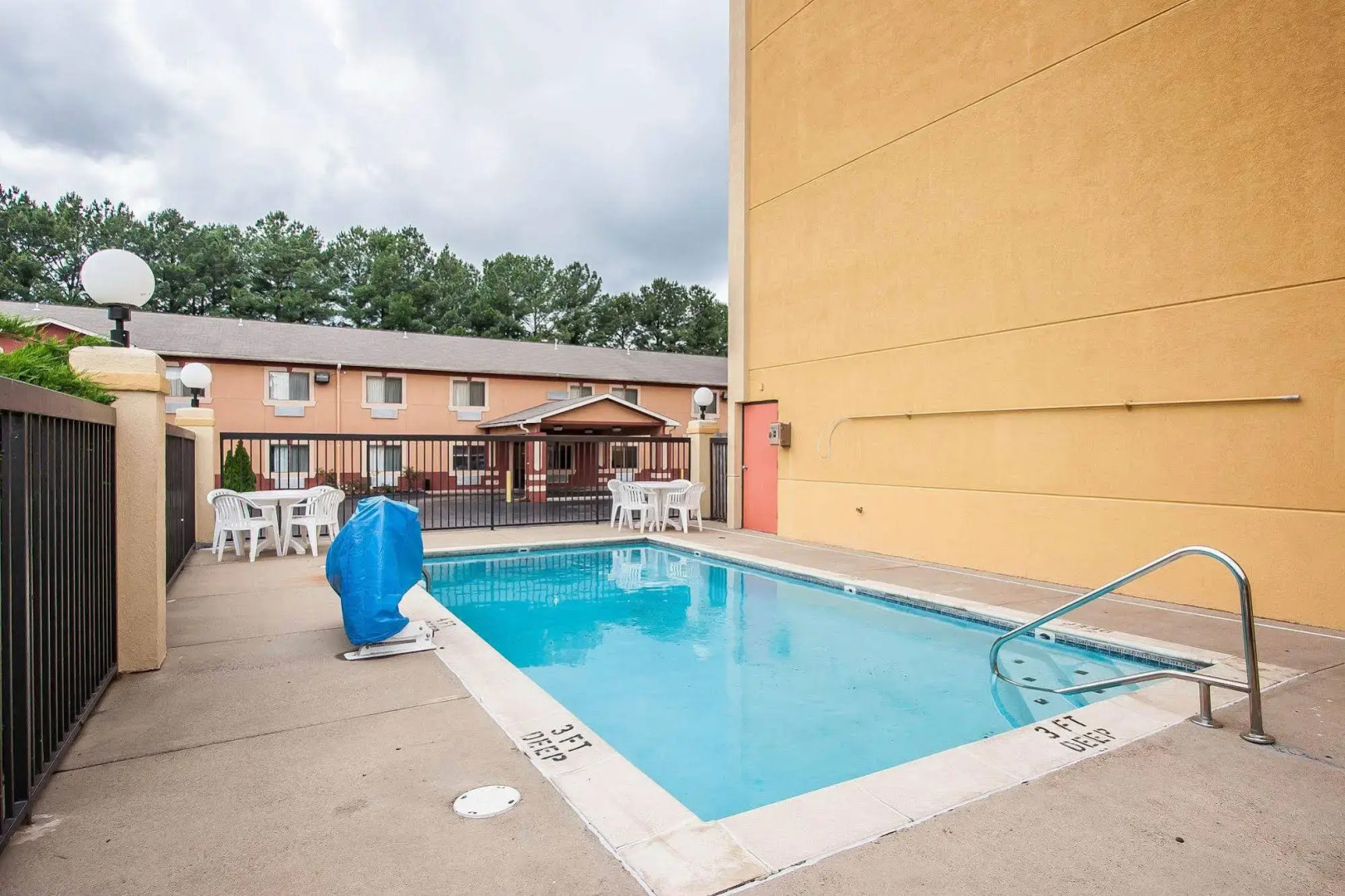 Econo Lodge Inn & Suites Memphis East