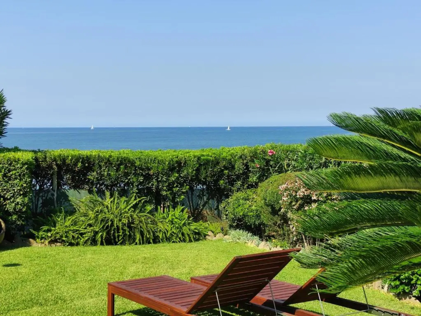 Oikia Eleanthi - Beachfront Garden Home