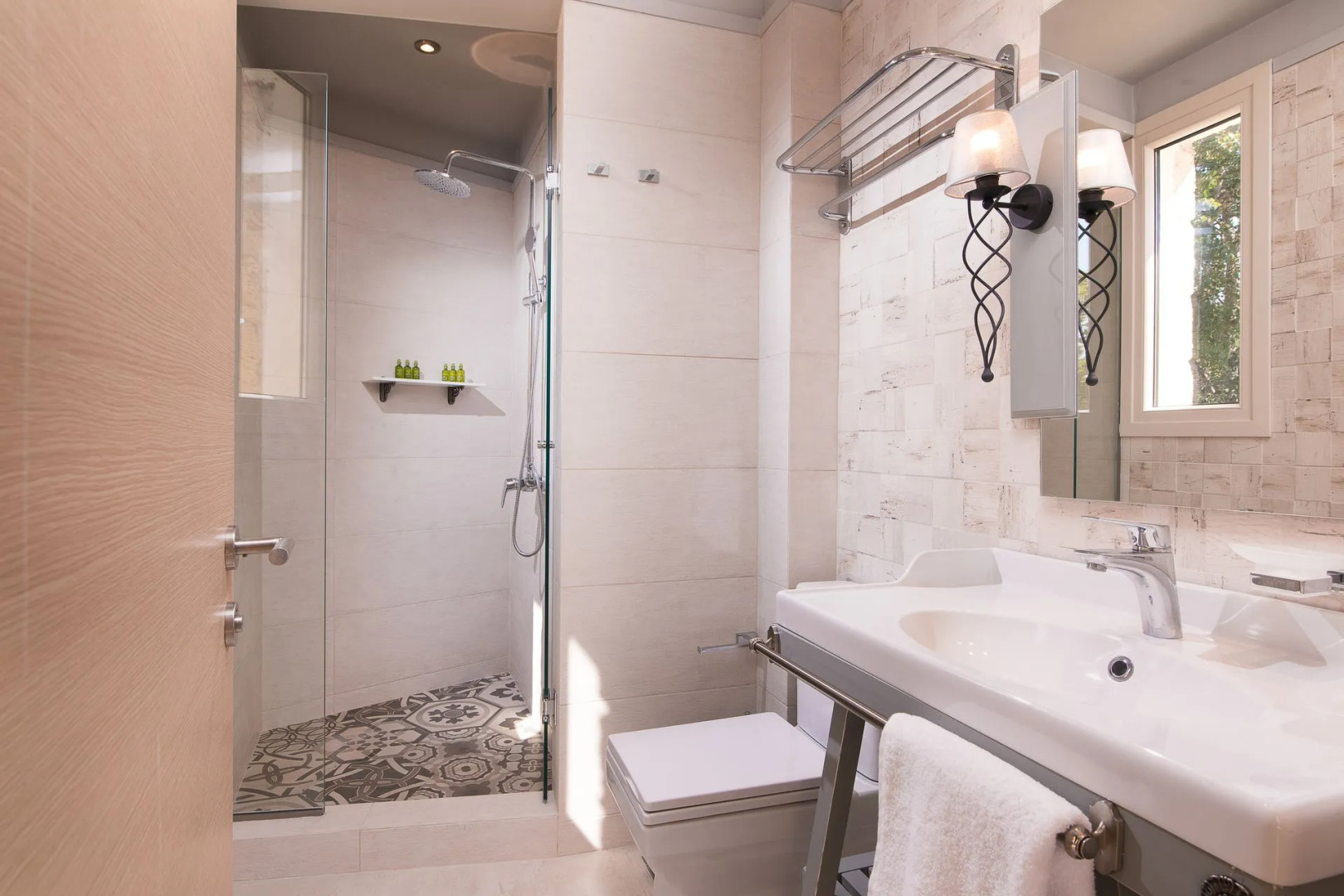 Neikos Luxury Suites