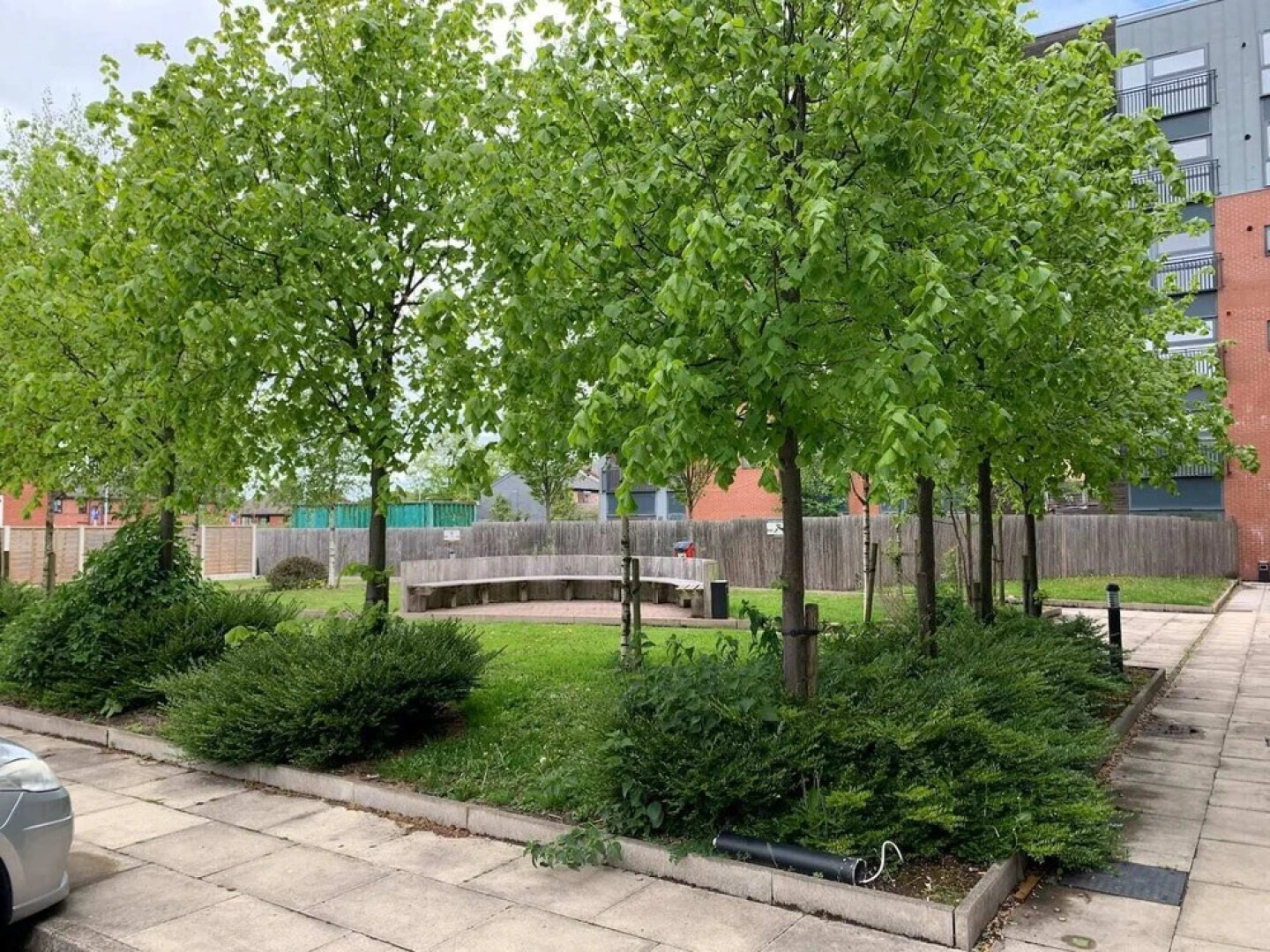 Large Apartment With Balcony Free Parking & Fast Wifi