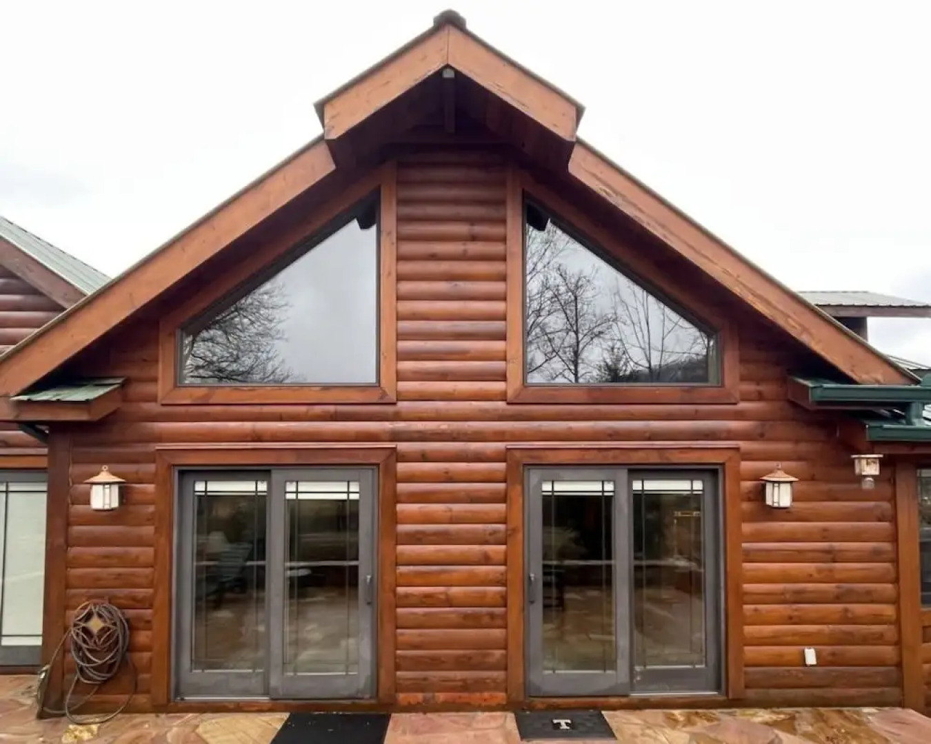 Deluxe log cabin! Pet and motorcycle friendly - enjoy nature with family and friends! 3 Bedroom Cabin by RedAwning