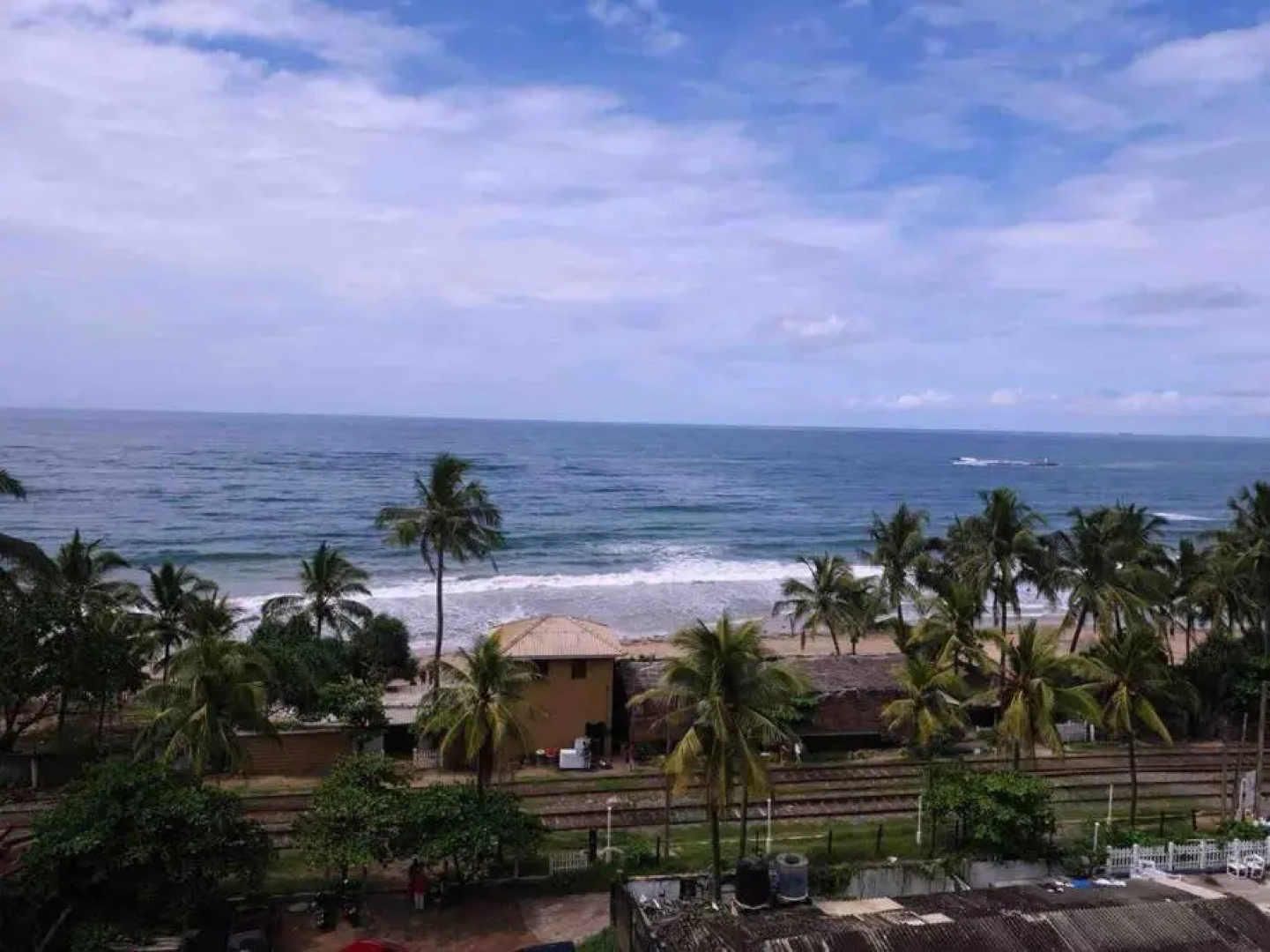 Modern luxury Condo,3 bedroom and 3 bathrooms