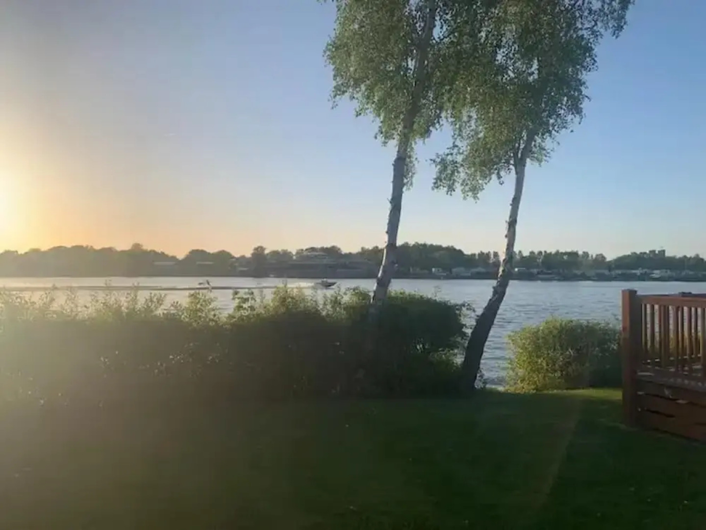 Caravan-sleep8-hottub-freep-balcony-familyfriendly