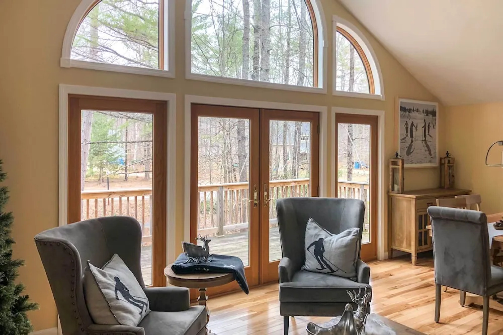 Cozy White Mtn Hideaway ~ 4 Mi to Hiking & Skiing!