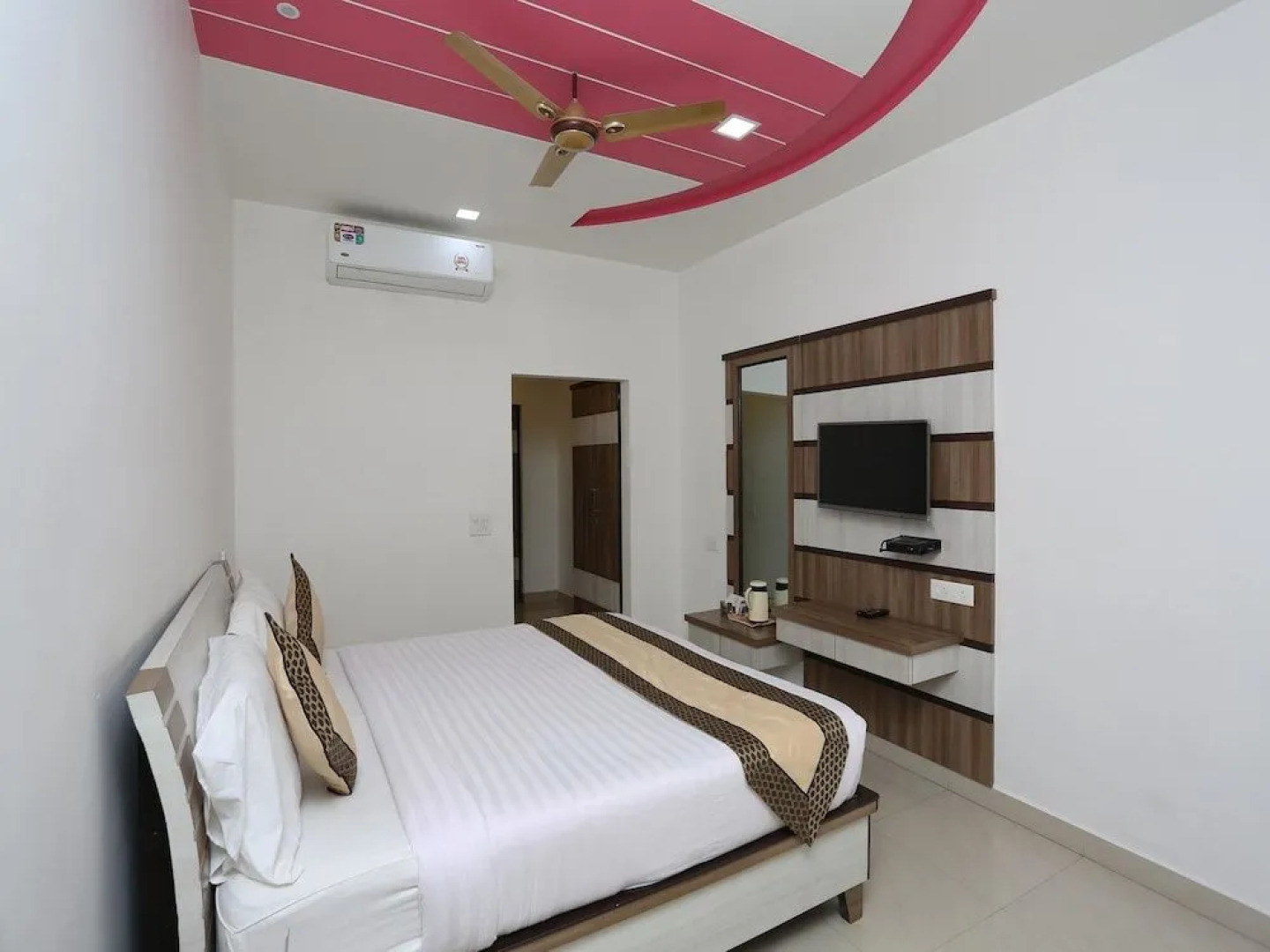 Capital O 10970 Hotel Krishna Palace