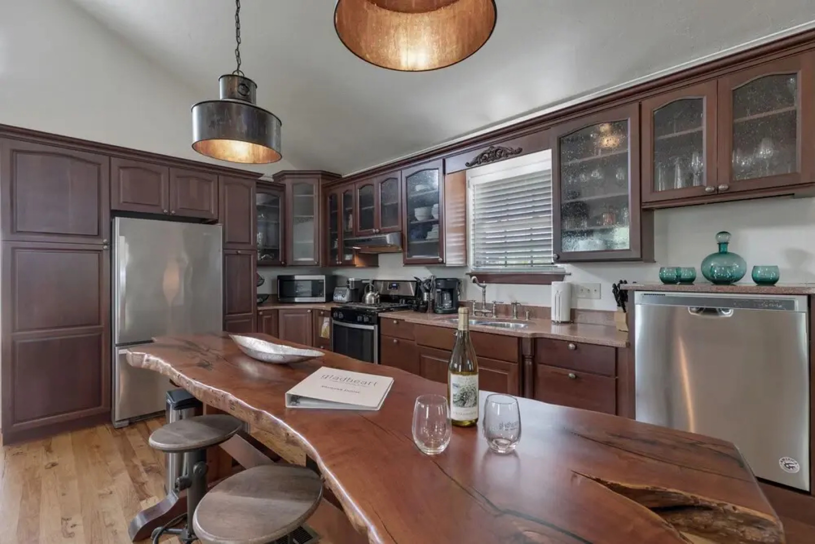 Gorgeous Home W/hot Tub&grill