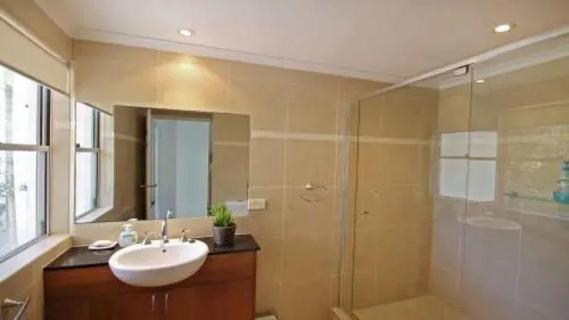 Unit 2, Beach Gallery, 9 Andrew Street Point Arkwright, 500 Bond, Linen Supplied