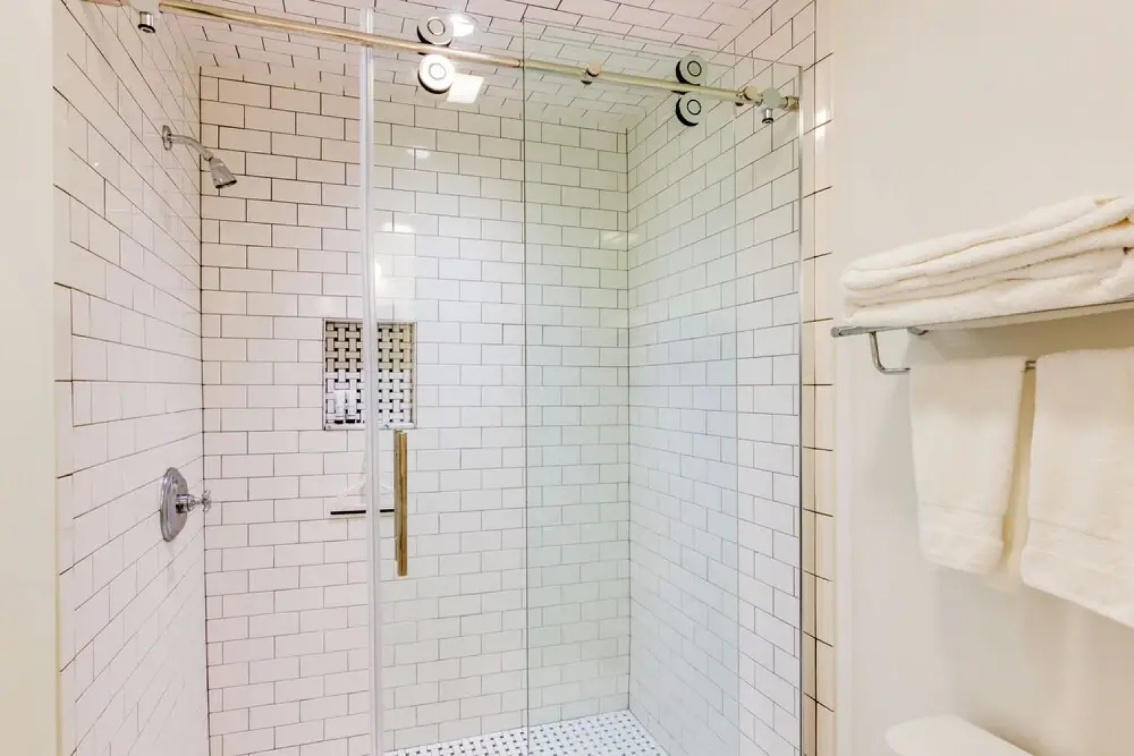 High-end Sapphire Retreat on Fairfield Lake!