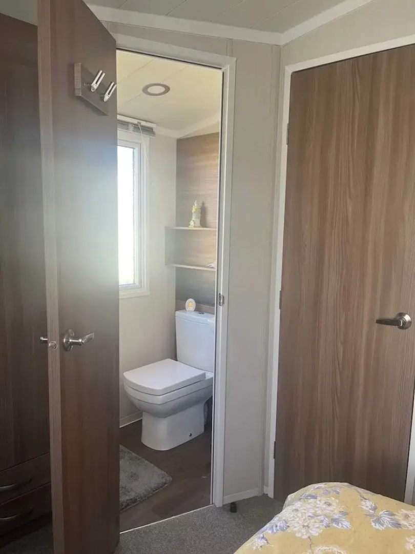 2-bed Cabin, Sleeps 4 in Cayton Bay