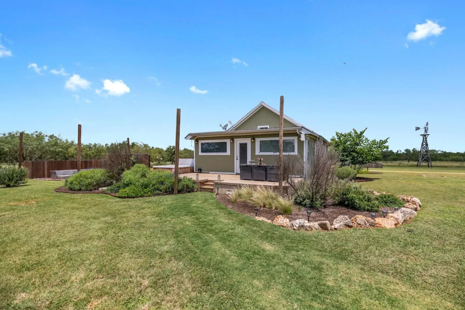 Gorgeous Home W/hot Tub&grill