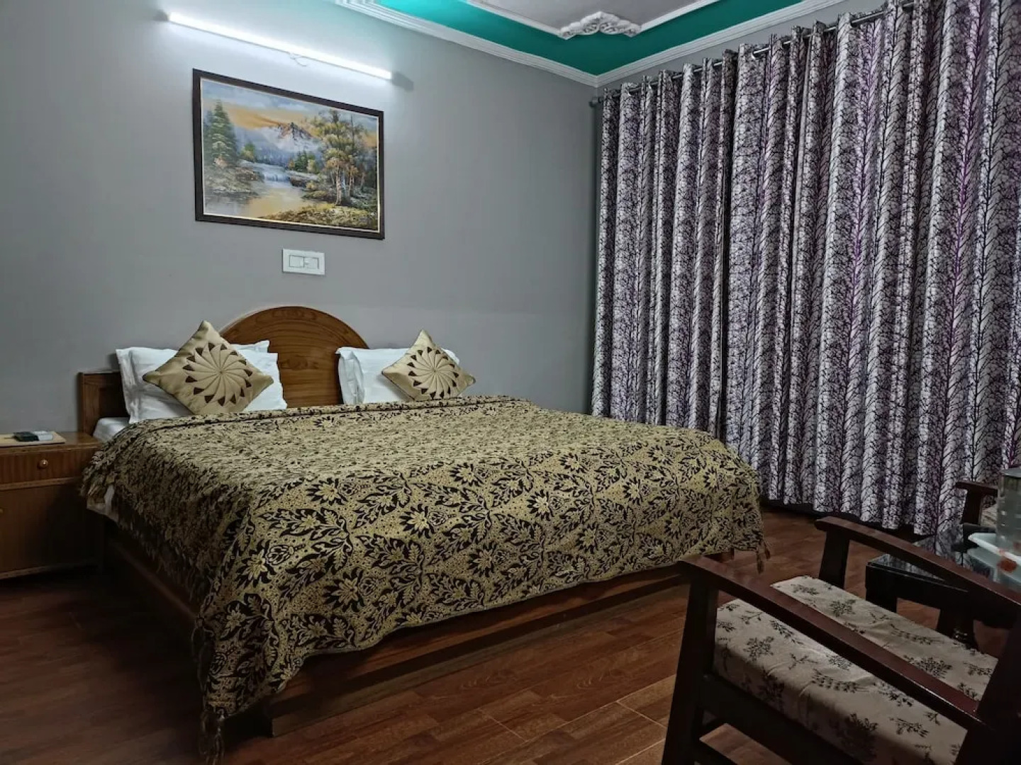 Hotel Snow Crest Inn