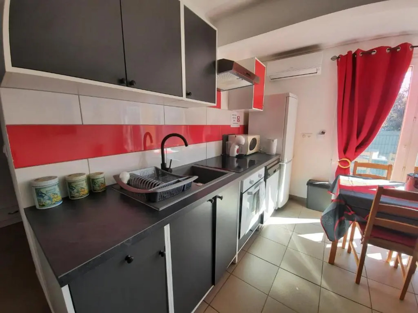 Superbe appartement F2 neuf : terrasse, barbecue.