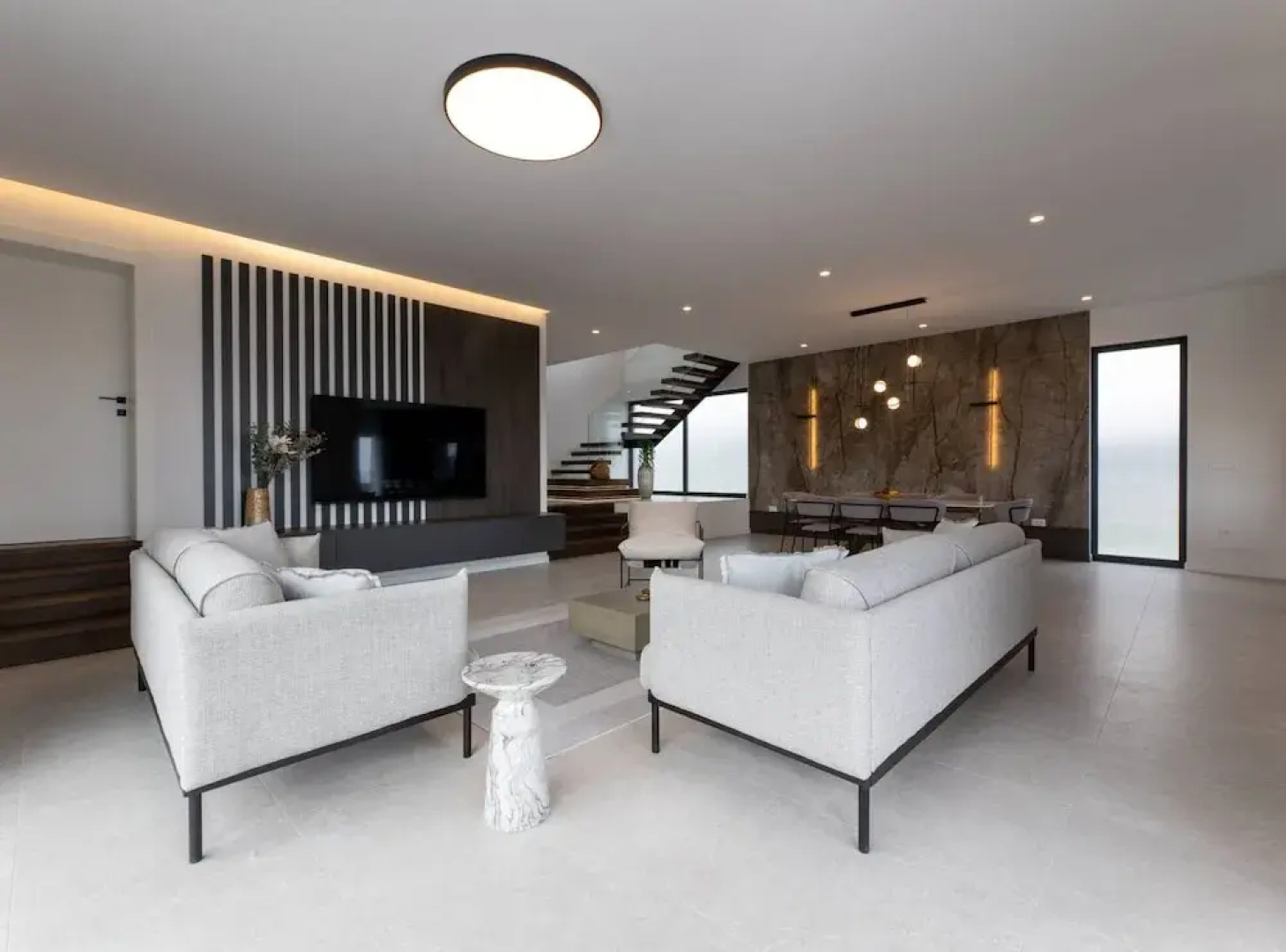 Moonlit Mirage Villa With Pool, Gym and Sauna