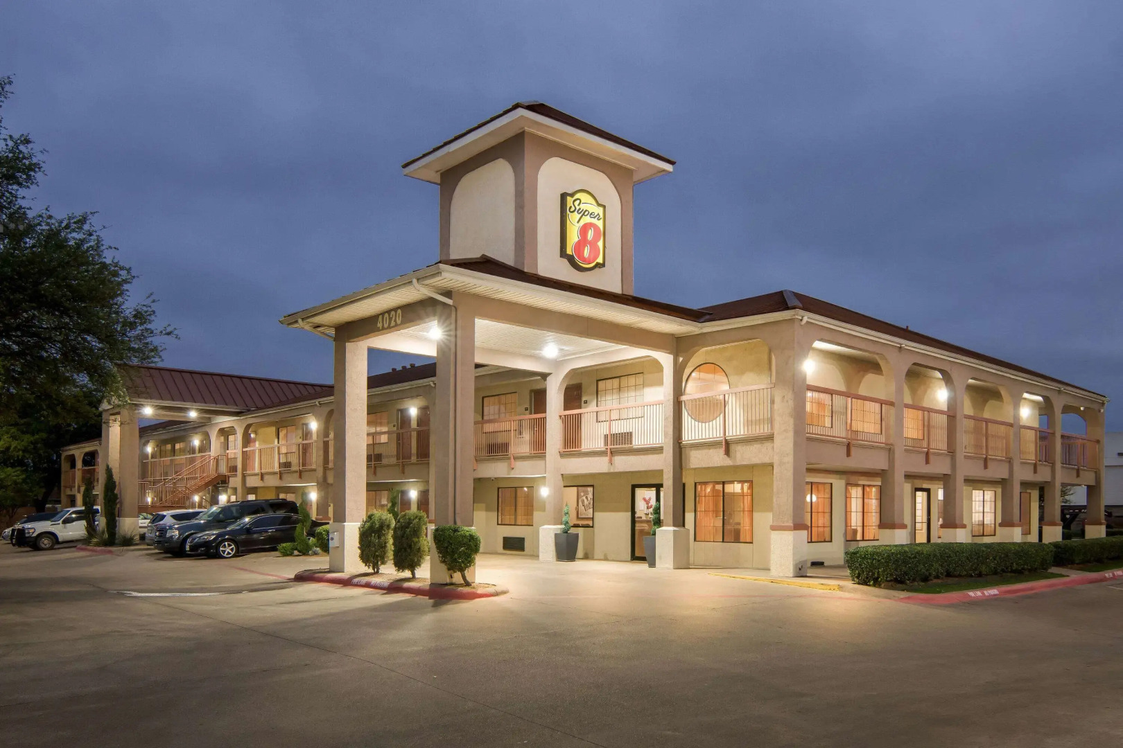 Super 8 by Wyndham Grand Prairie Southwest