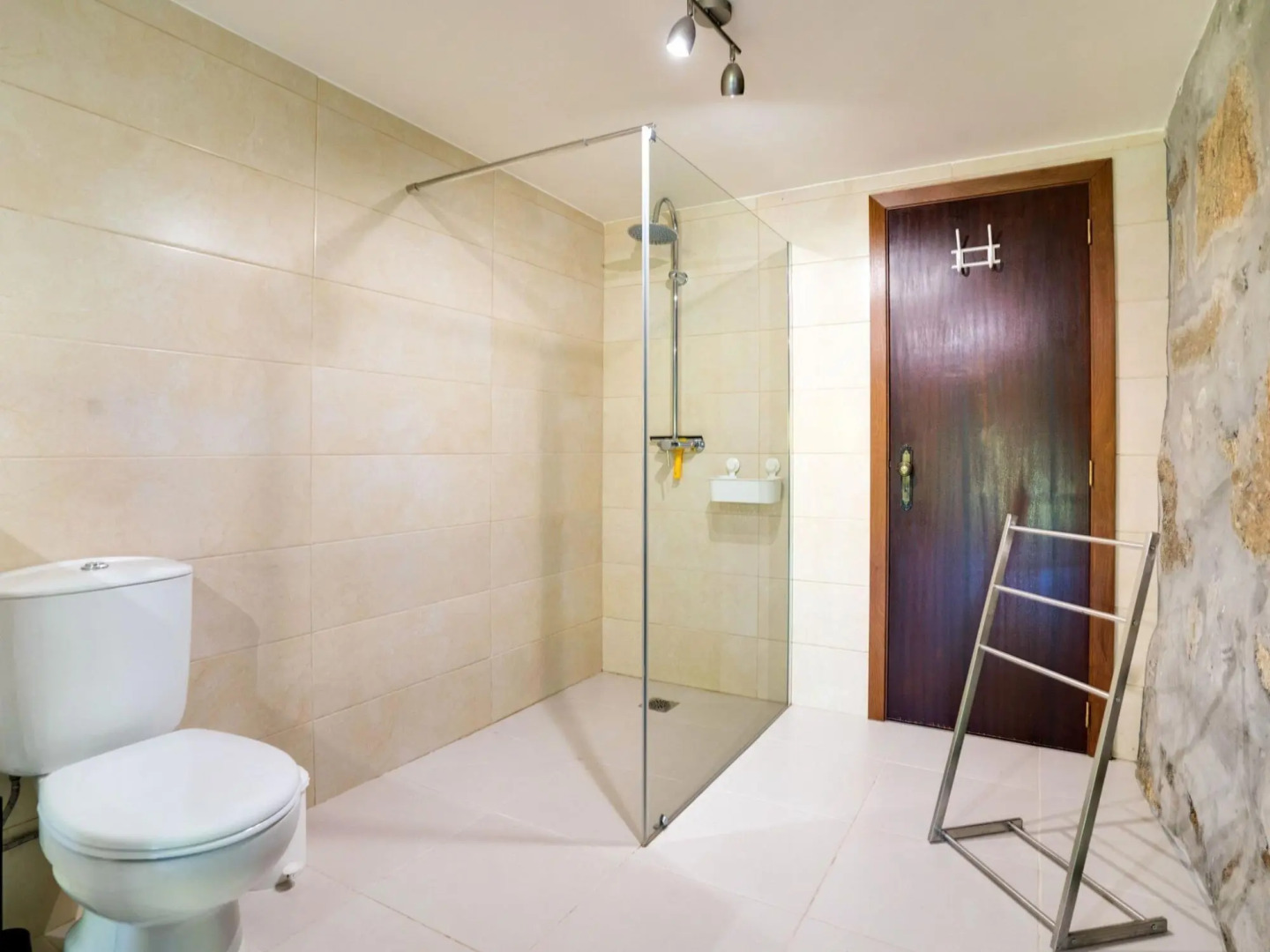 Cottage With Shared Pool