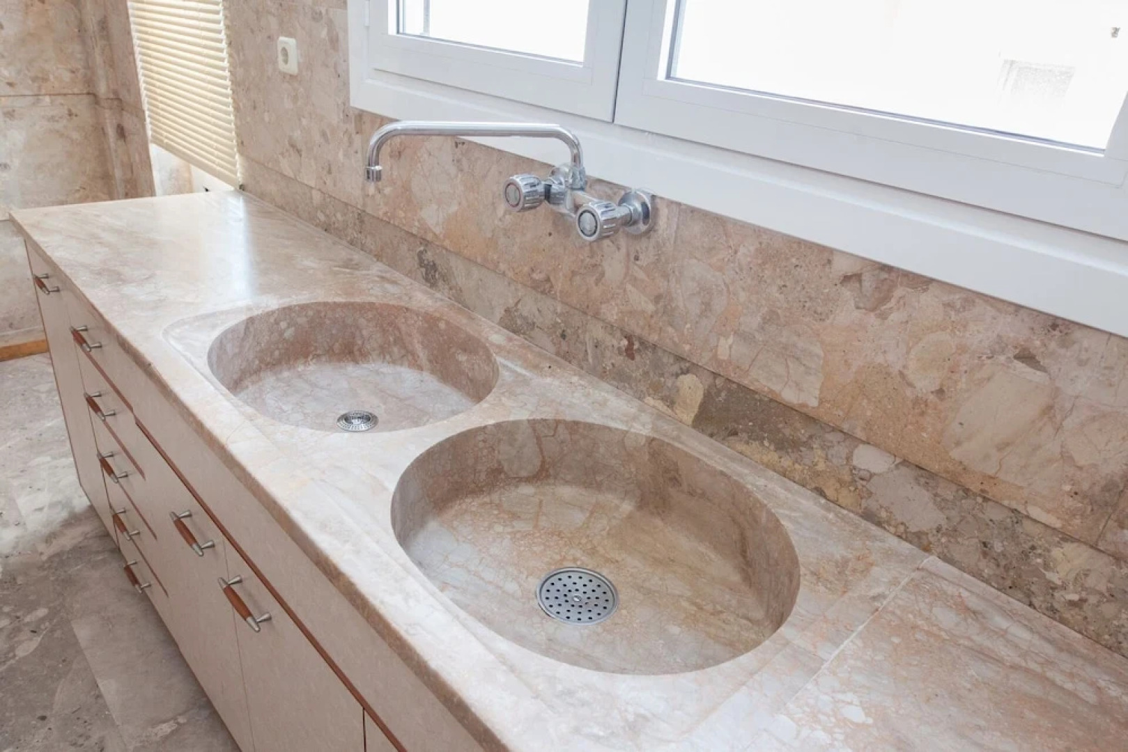 Spacious New apt w View in Agia Varvara