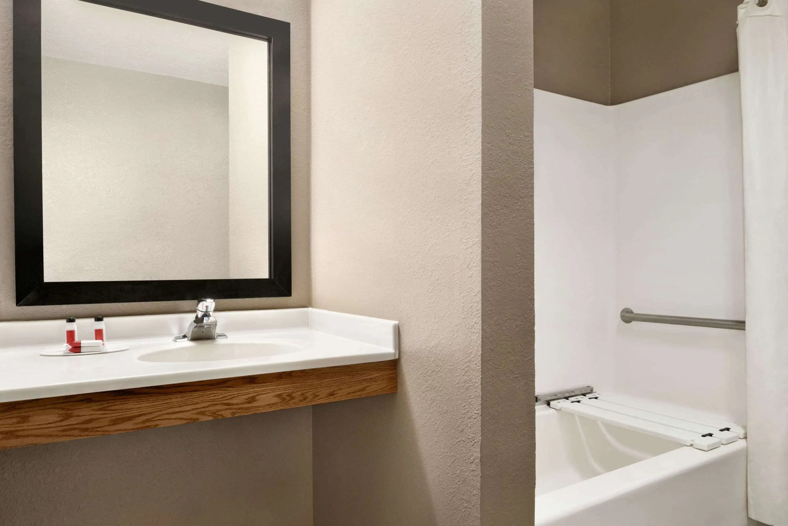 Super 8 by Wyndham Akron S/Green/Uniontown OH