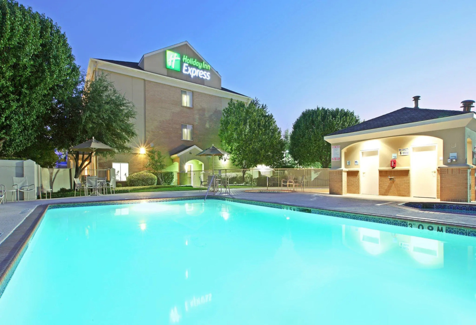 Holiday Inn Express & Suites DFW - Grapevine by IHG