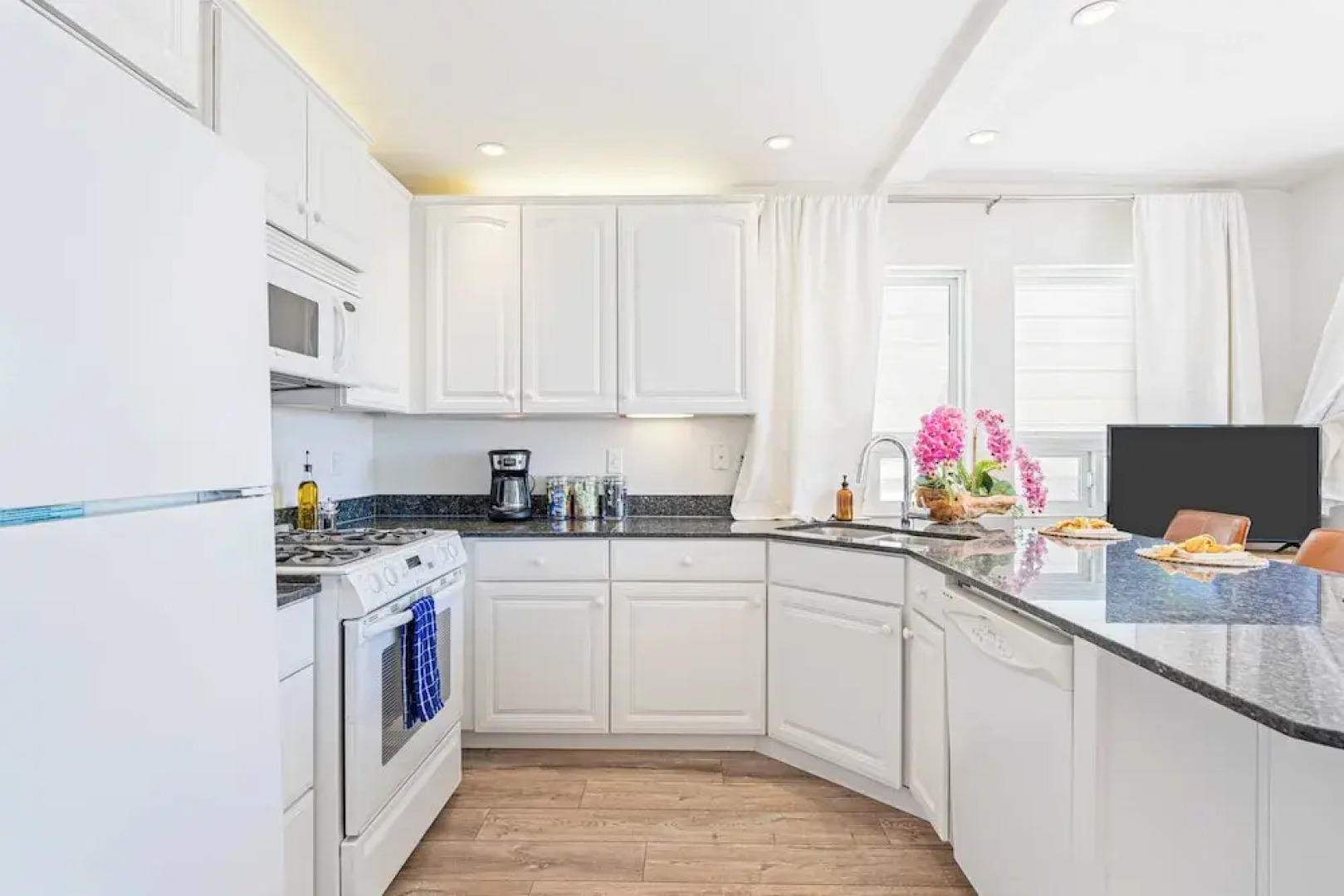 2 Coastal Studios at Cayucus Beach Access + Ocean Views