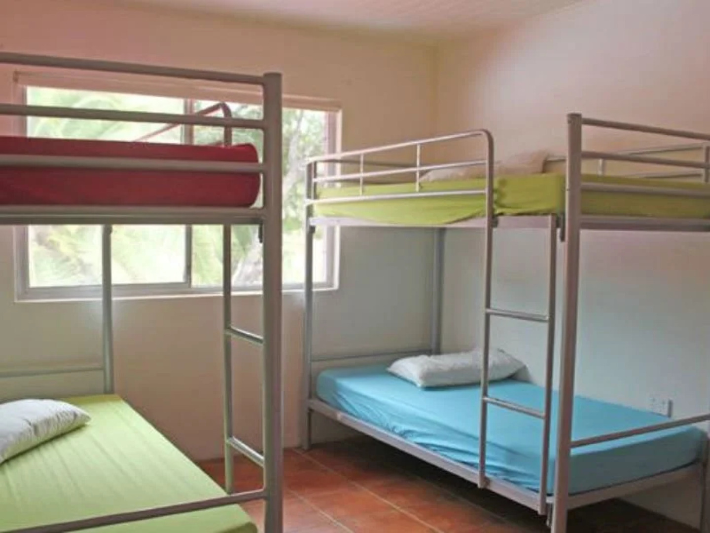 Dolphins Beach House - Hostel