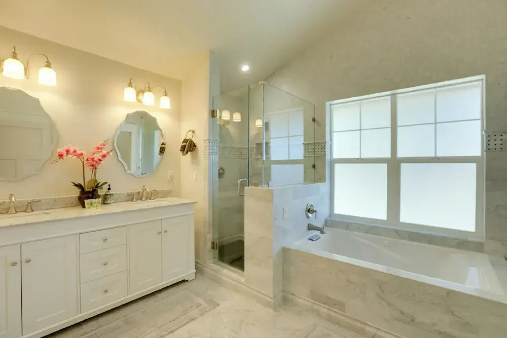 Lake Tahoe Views & Hot Tub: Stunning Luxury Home!