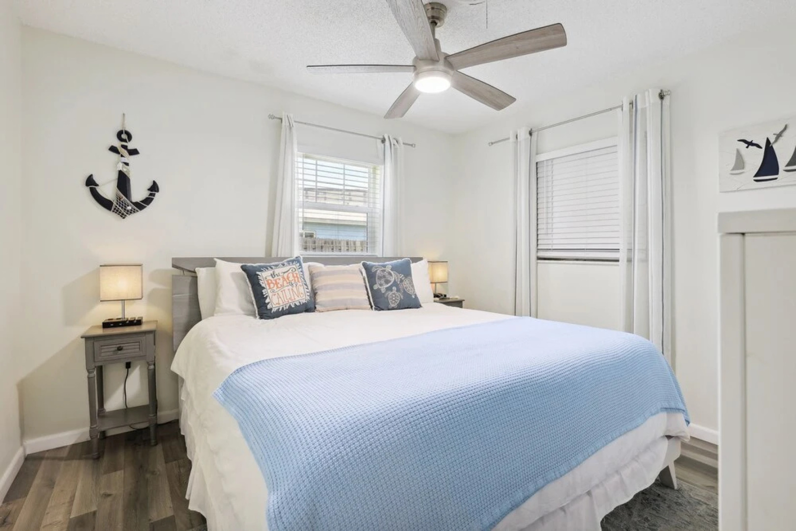 Boat Lovers Paradise: Walk to Private Beach!