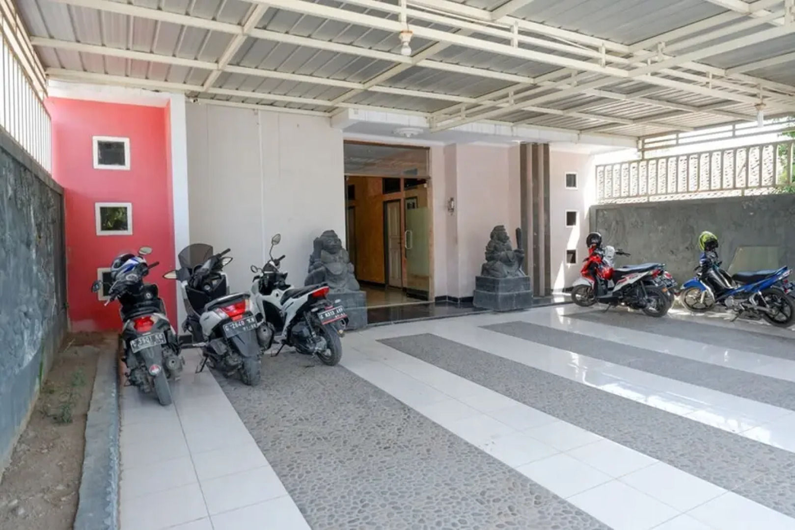 RedDoorz near GOR Wisanggeni