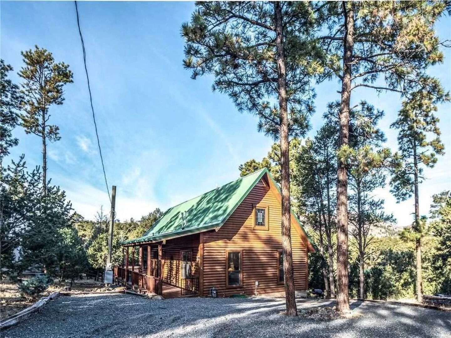 Wine N Pines - Two Bedroom Cabin with Hot Tub