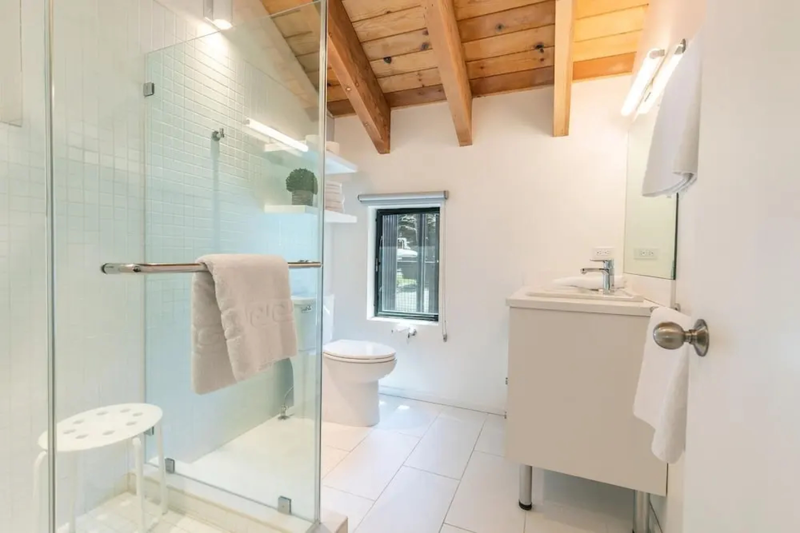 European-style Trapper Mc Nutt Private Home 5 Bedrooms 4 Bathrooms Hom