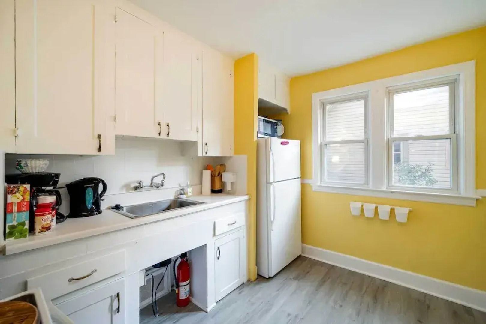 Ferndale Apartment w/ Yard - Near the Detroit Zoo!