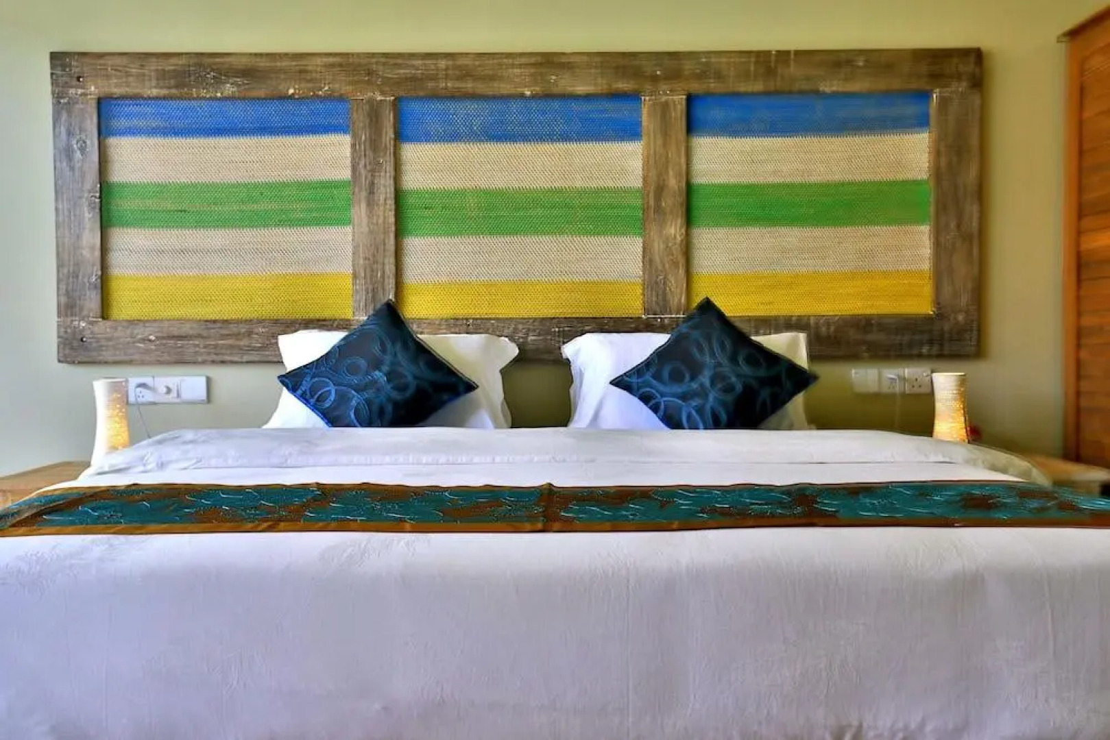 Thaproban Pavilion Waves Unawatuna