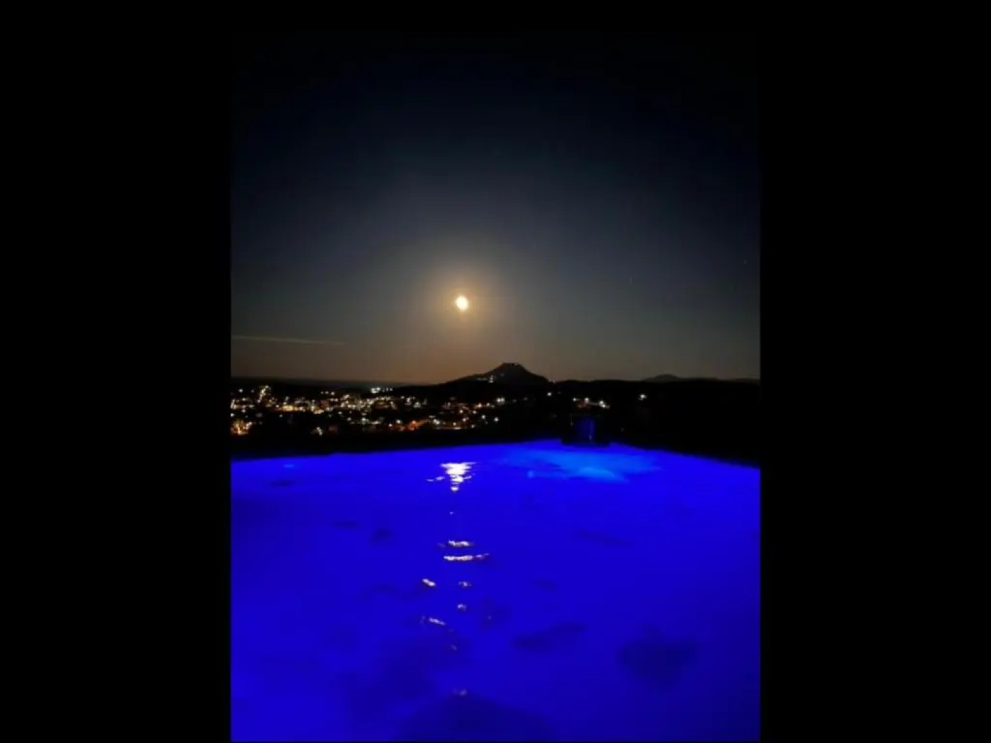 3 Jaccuzi Airport House - Airport Transfer Available