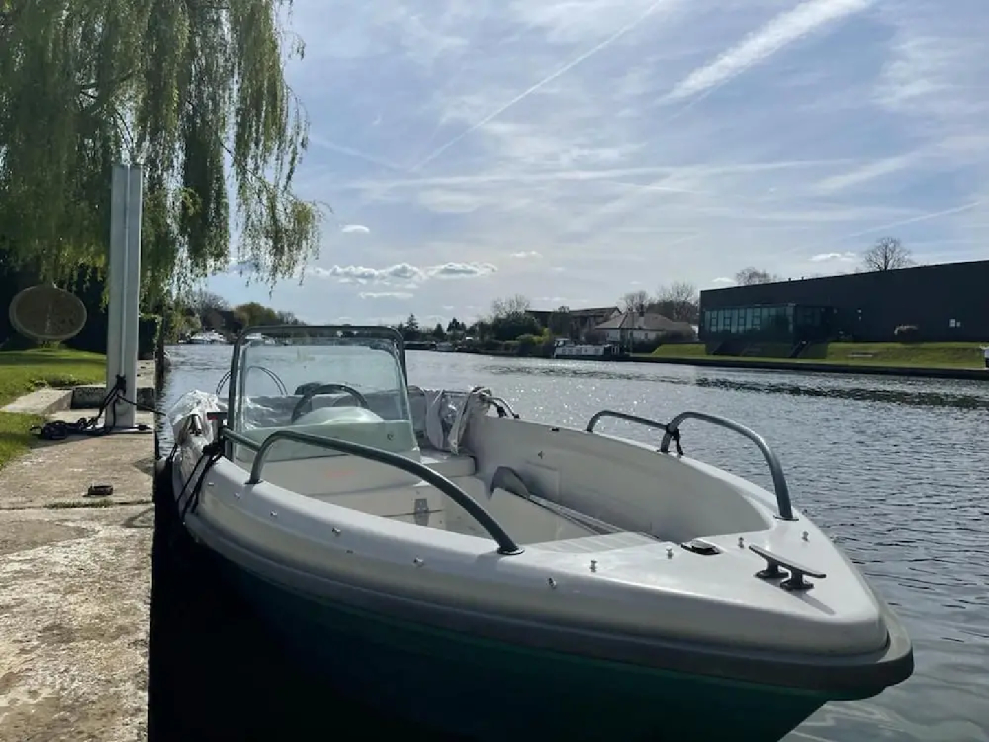 River View Guest House, Jacuzzi, Boat, Fire Hire