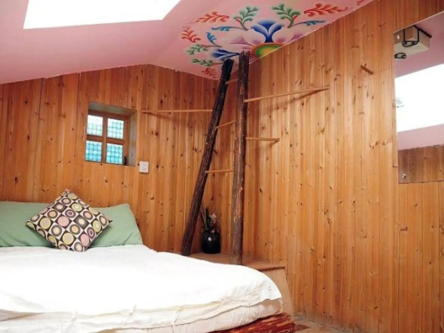 Shangri-la Swallow's Nest Hostel