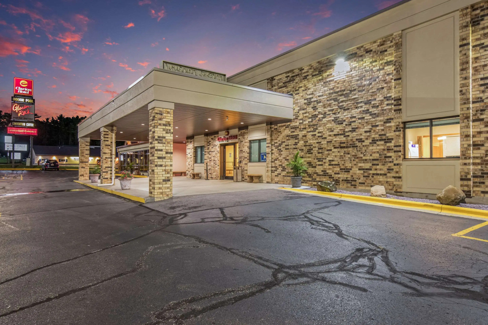 AmericInn & Suites By Wyndham Baraboo Event Center