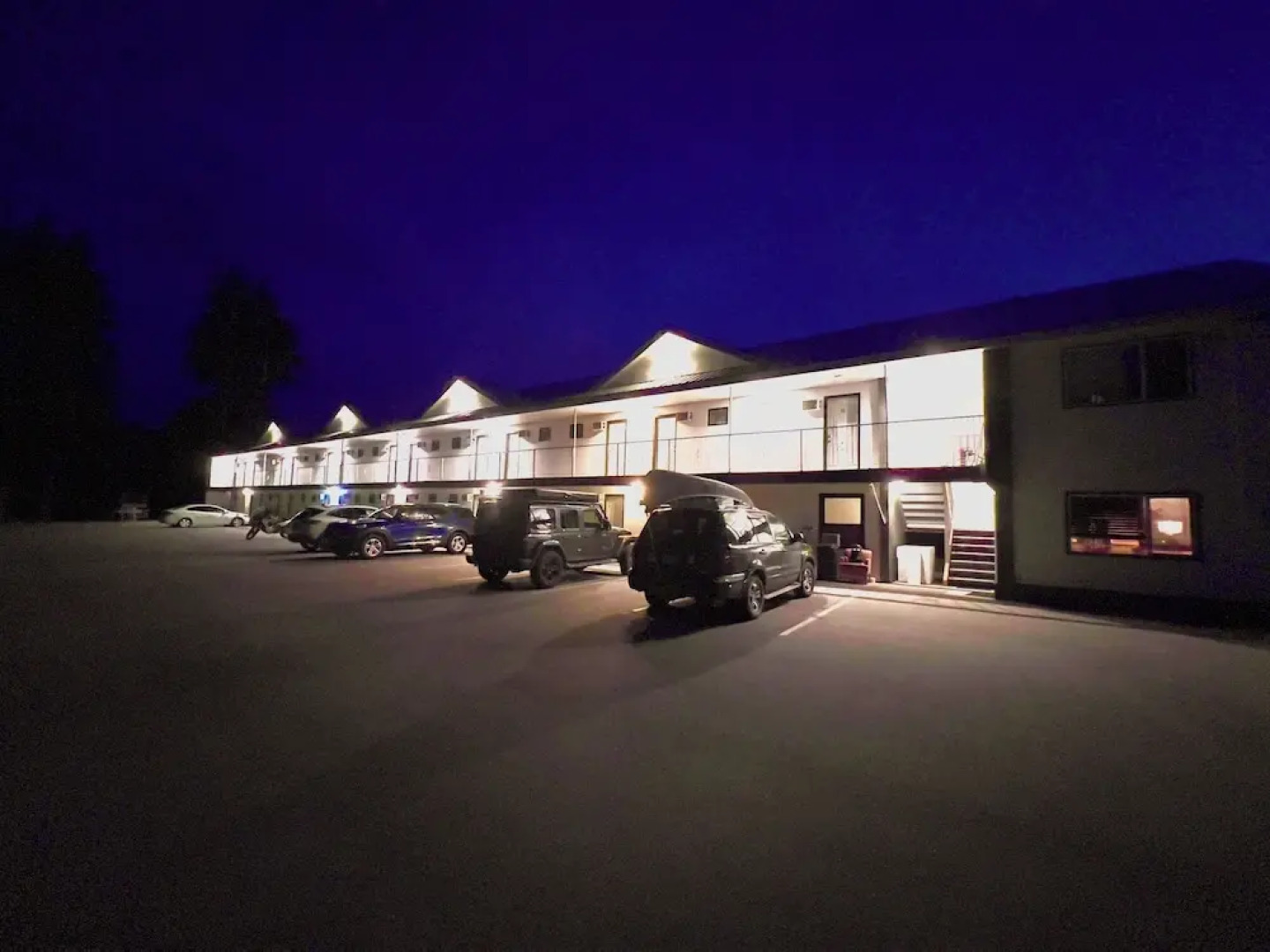 Monashee Motel