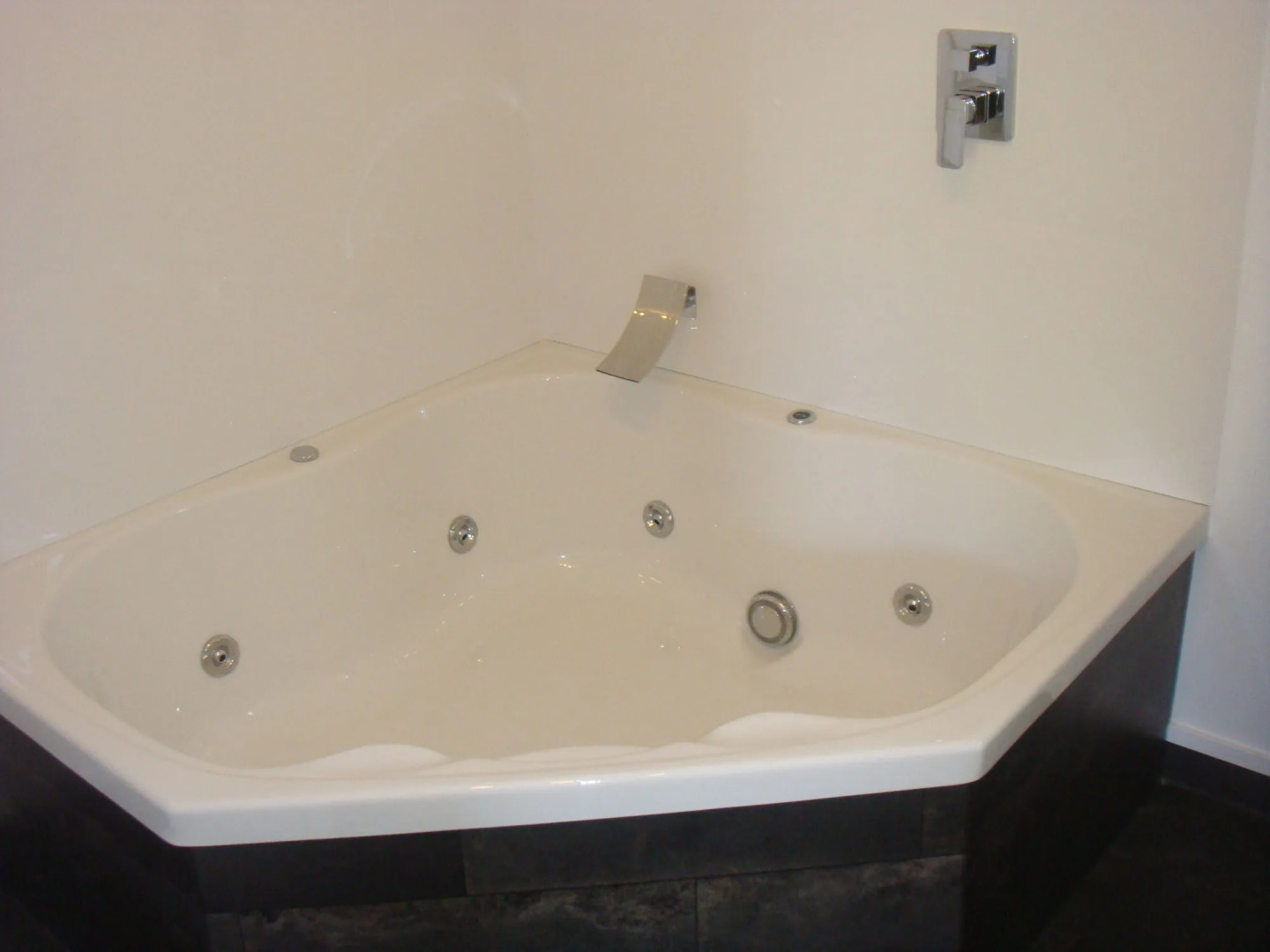 Colonial House Motel