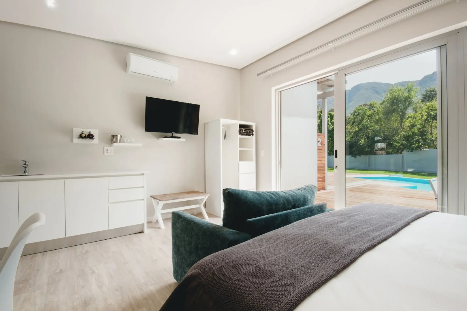 A Riverbed Guesthouse