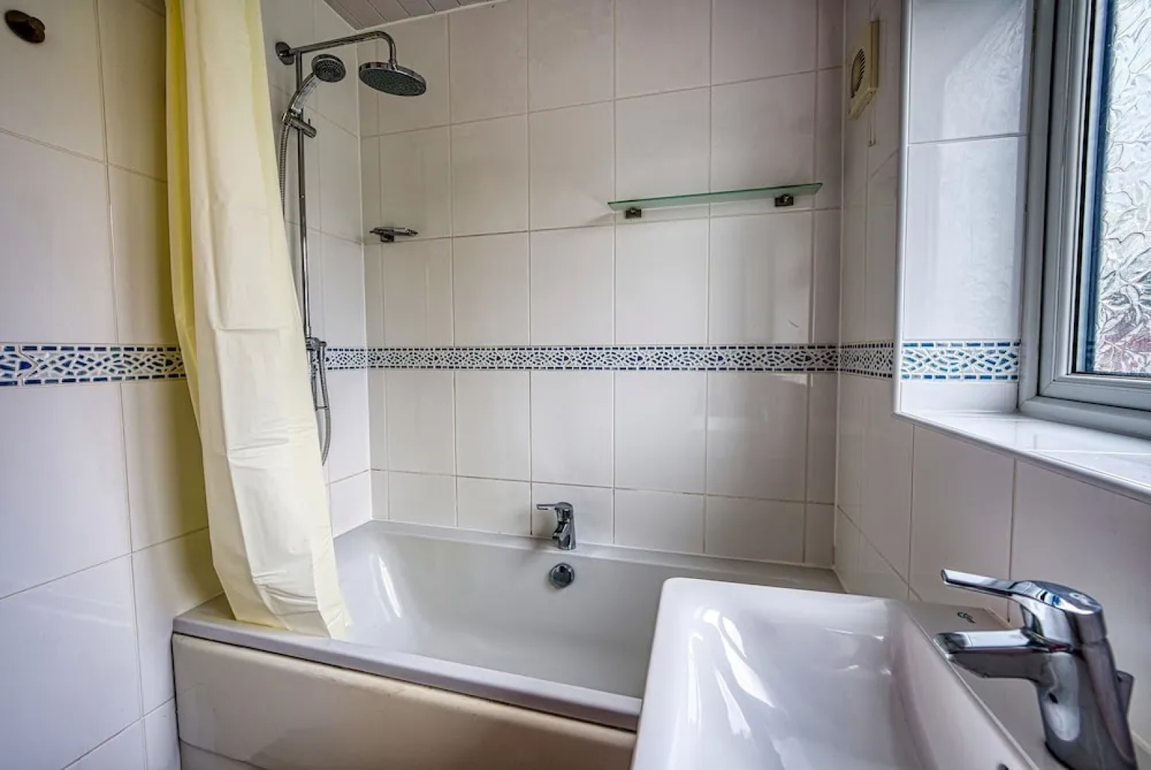 Modern 3 Bedroom 2 Bath Hse with Parking