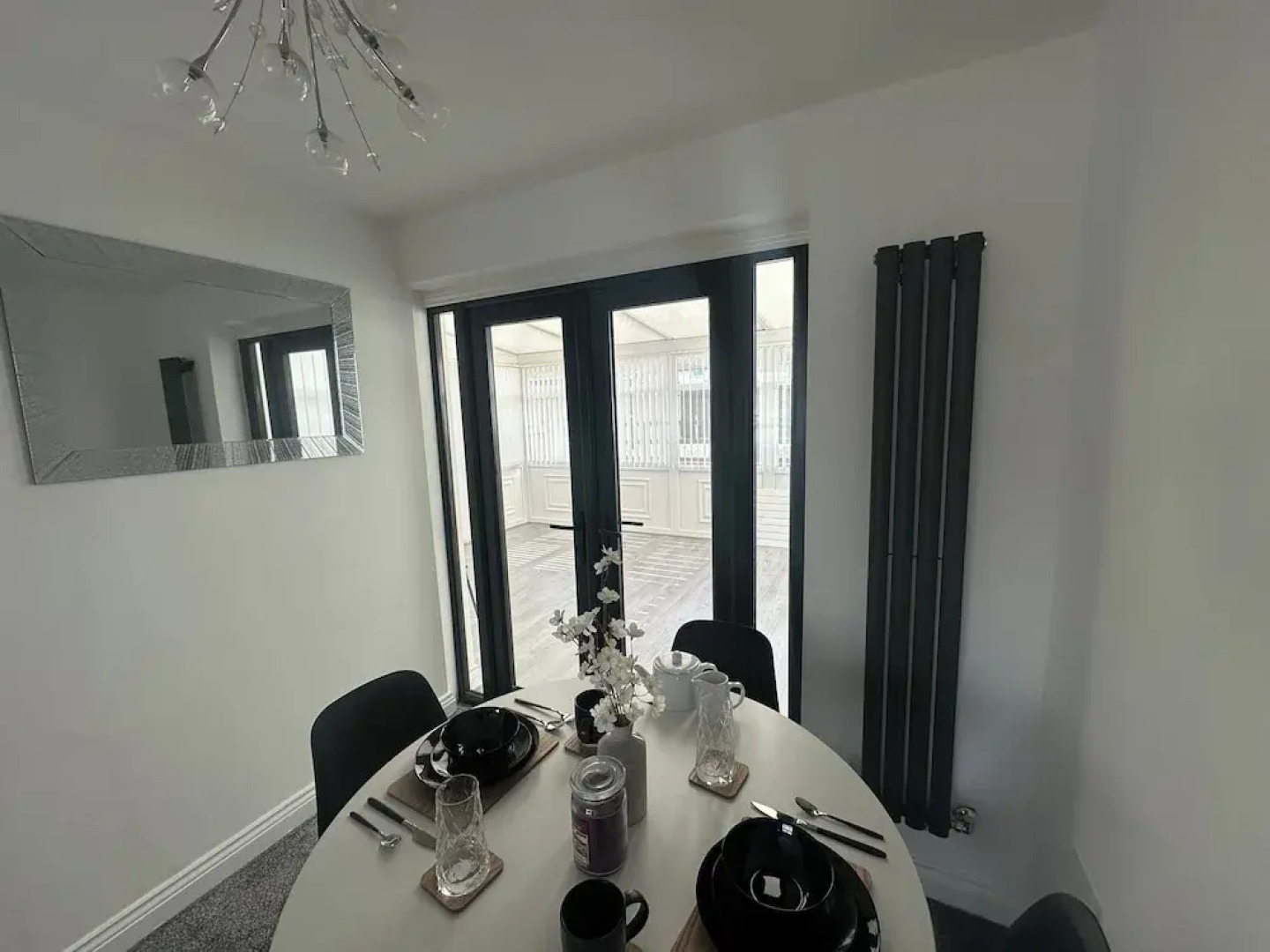 Housesleeps6-freeparking-wifi-contractors-garden