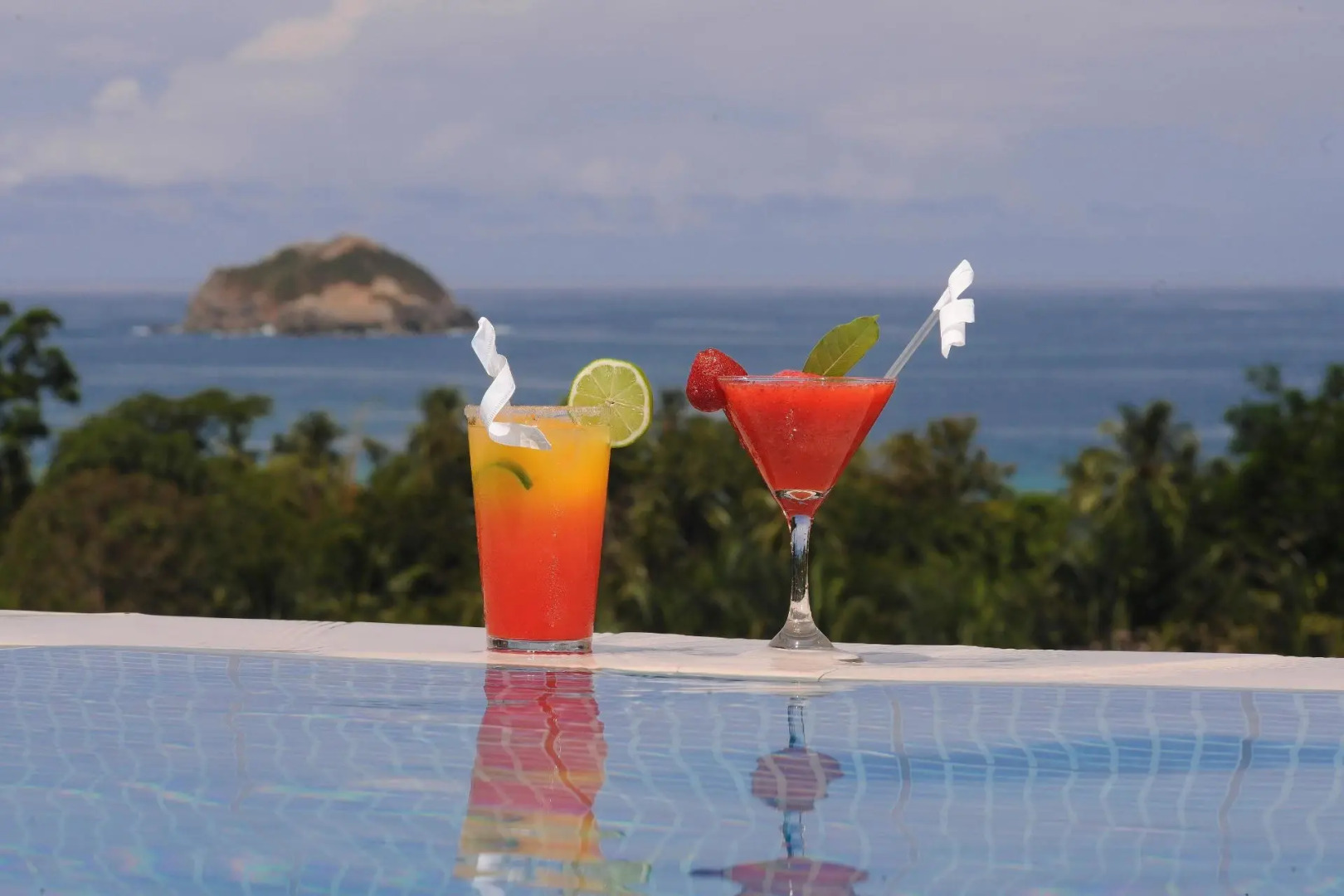 El Faro Containers Beach Hotel