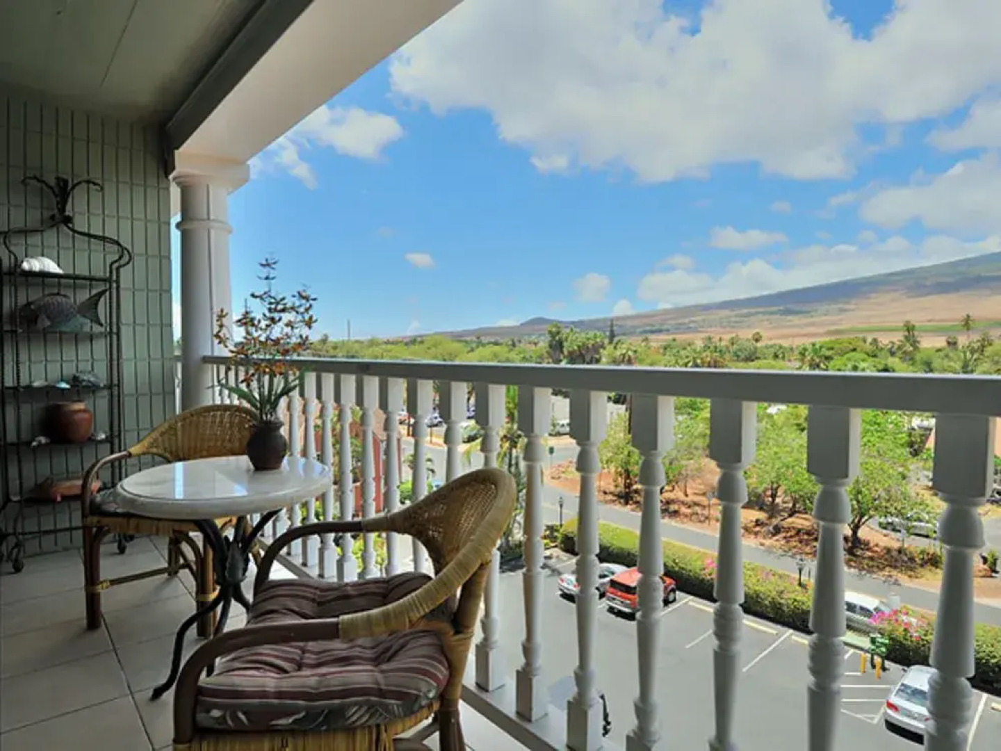 Lahaina Shores #522 Studio Bedroom Condo by RedAwning