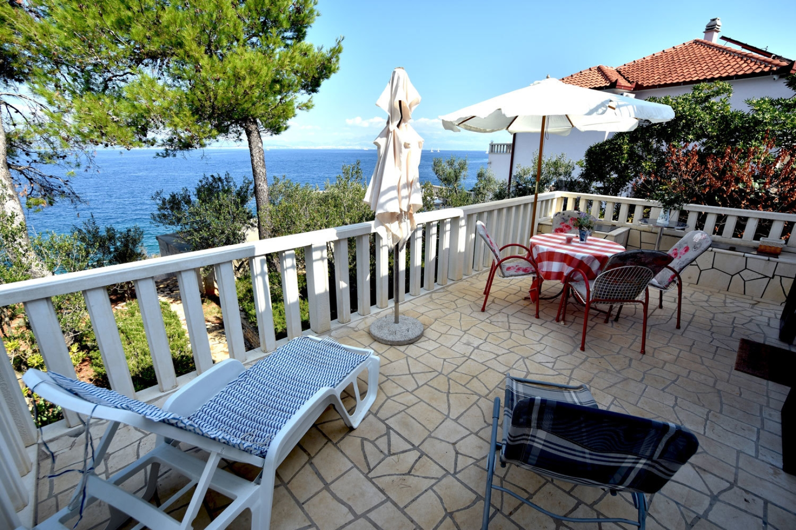 Apartment Ela - very close to beach: A1 Rogac, Island Solta