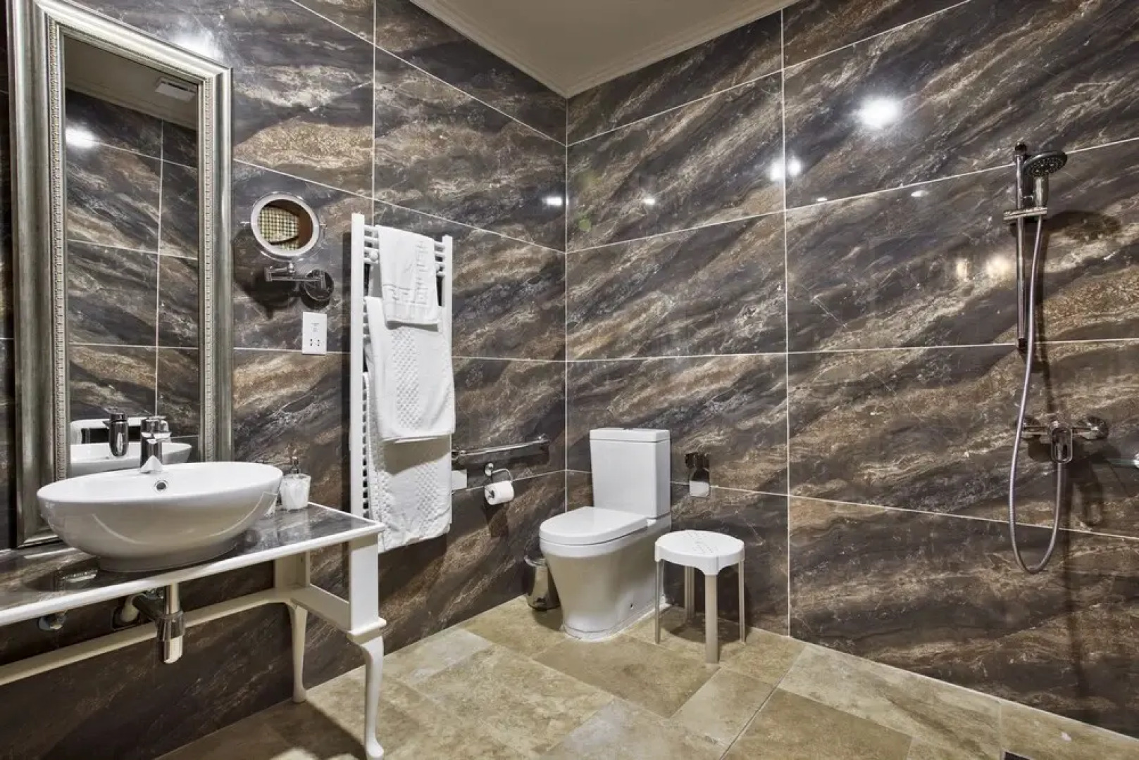 Julina Boutique Living