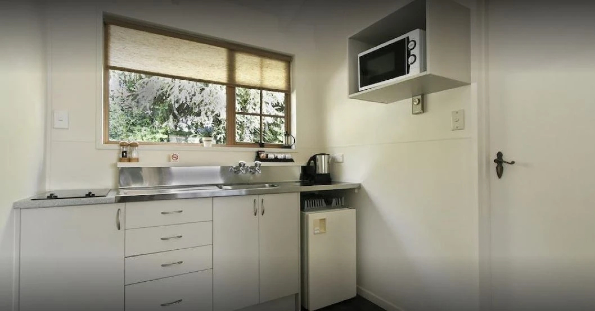 Colonial Lodge Motel