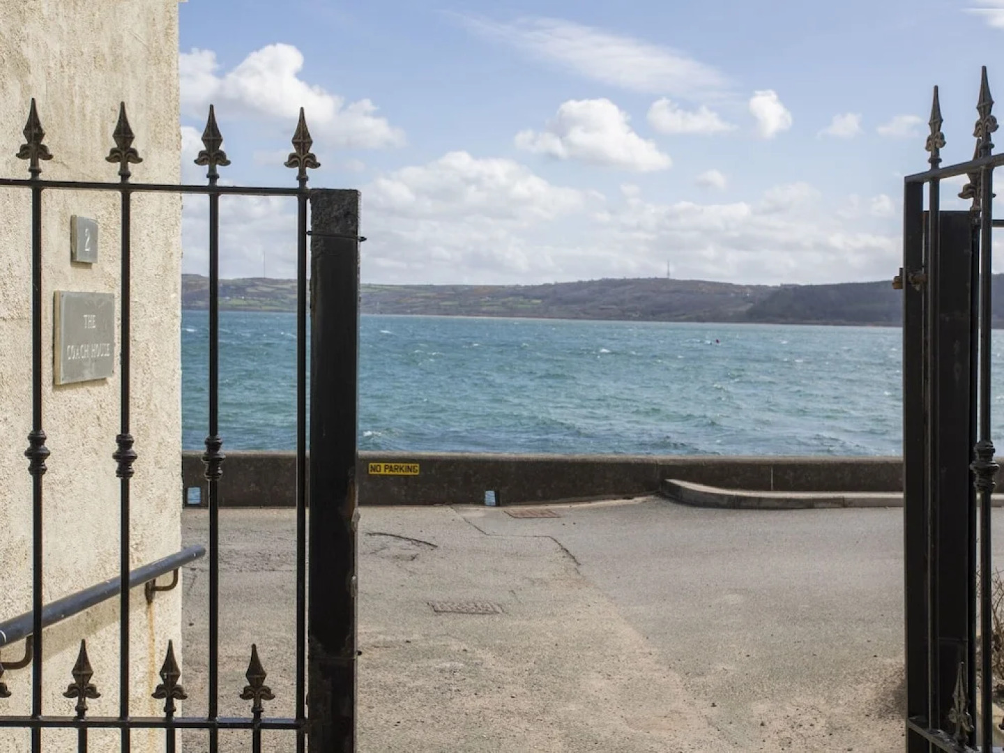 3 The Coach House - Penthouse Apartment