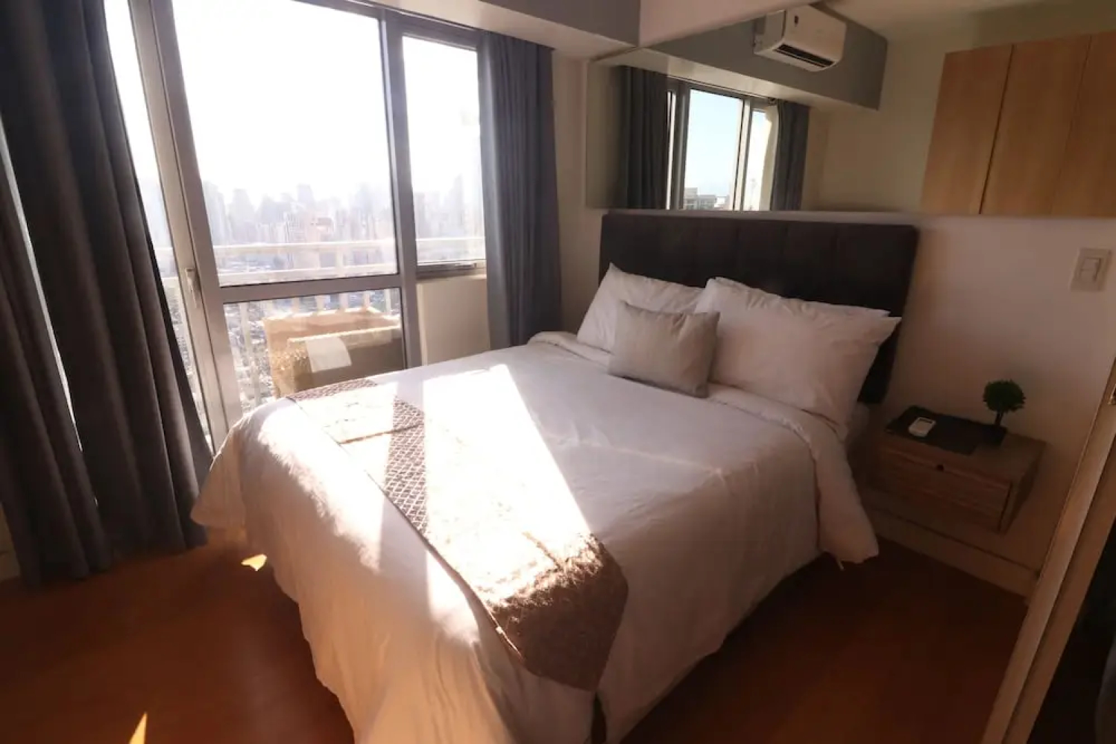 Oasis Regency @ Acqua Livingstone near Rockwell