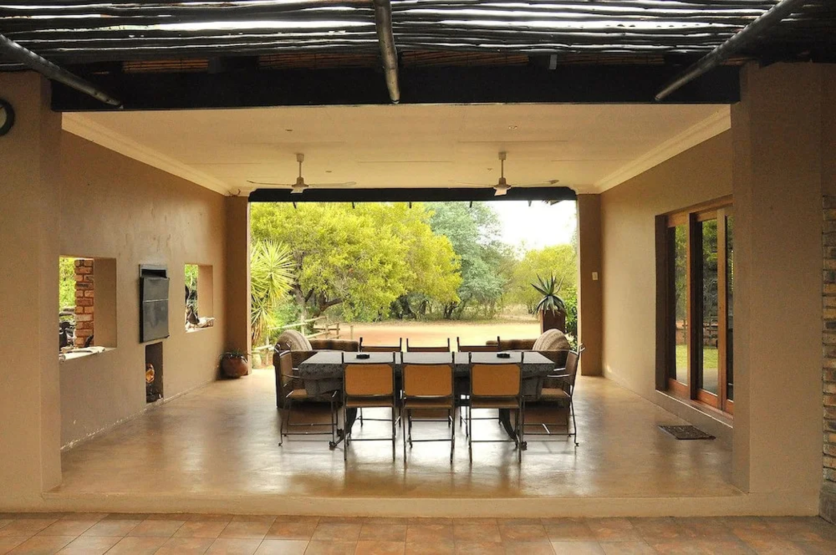 Ukutula Lion Lodge