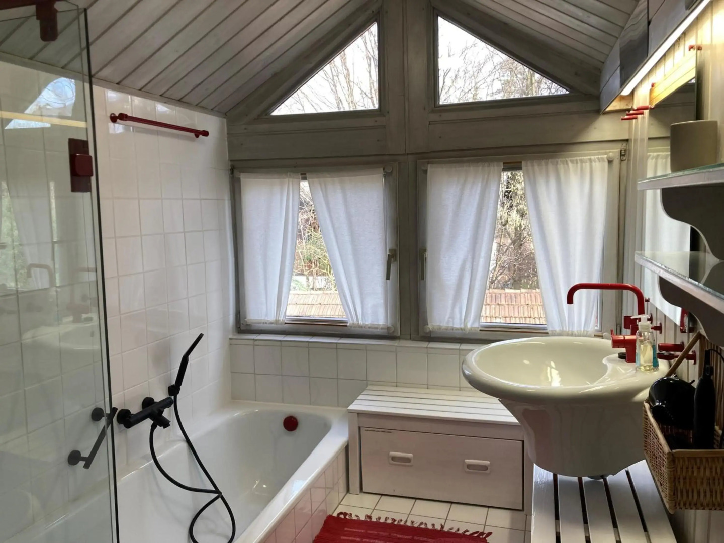 Haus in Anif bei Salzburg mit Sauna und Garten mit Badeteich