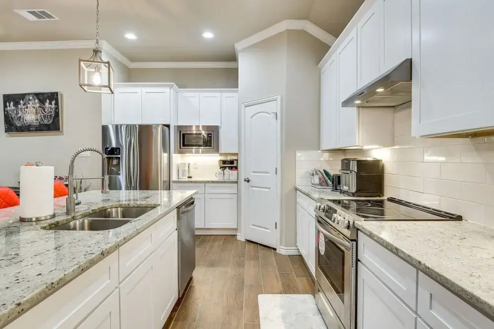 Grand Prairie Gem w/ Yard ~ 5 Mi to At&t Stadium!